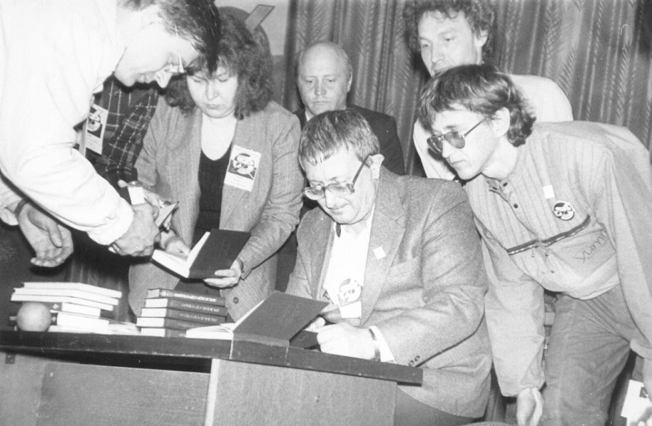 Борис Стругацкий подписывает книги членам Клуба "ФантОР". Сосновый Бор, 1989 год. Я - слева.