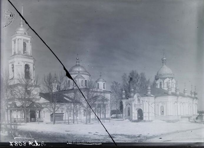 Ансамбль храмов Николо-Теребенского монастыря. Благовещенский храм справа. Фото 1911 г. (?)