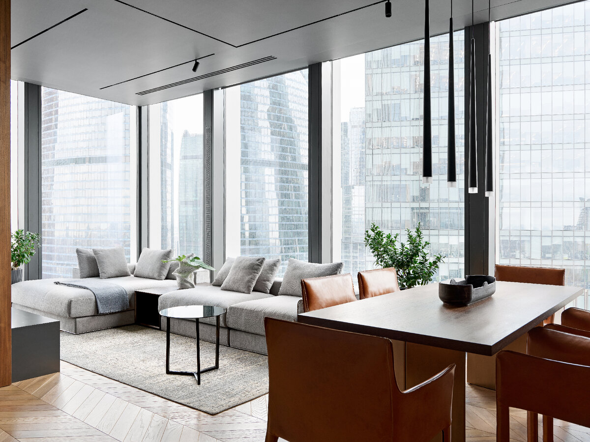 Гостиная. Стол, Minotti, светильники Vibia, диван и стулья российского производства.  