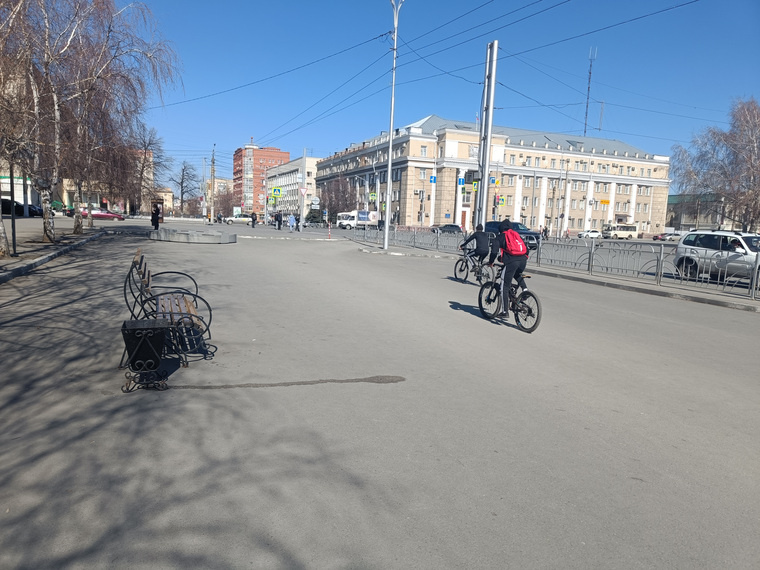    Горожане днем не задерживаются в сквере