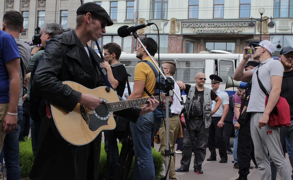 Выступления в питере. Уличные рок музыканты Санкт-Петербурга. Питерские музыканты. Концерт уличных музыкантов. Выступление уличных музыкантов в Питере.