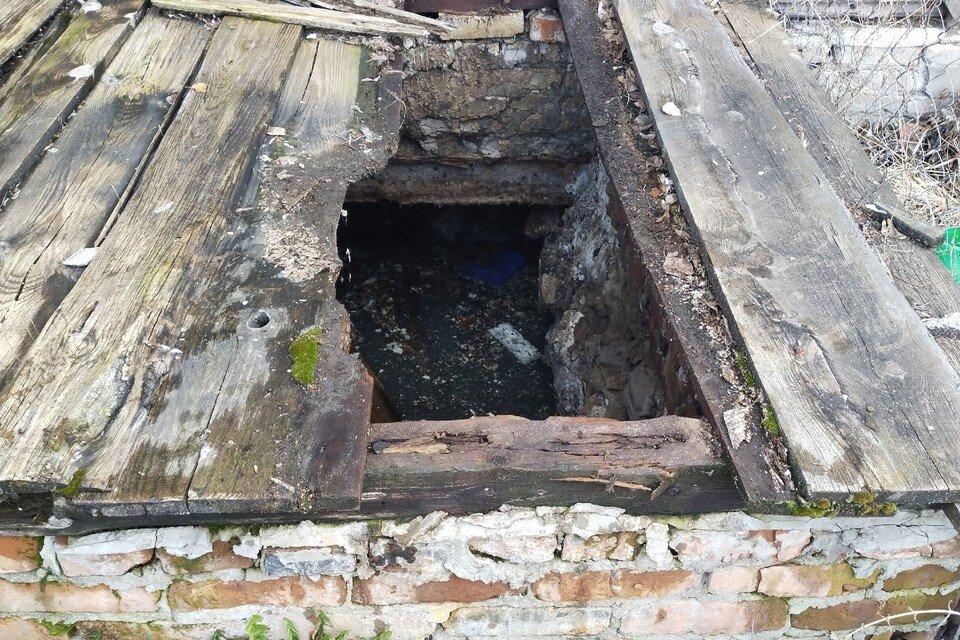     В этой яме чуть не погиб ребенок. Фото предоставила Оксана К.