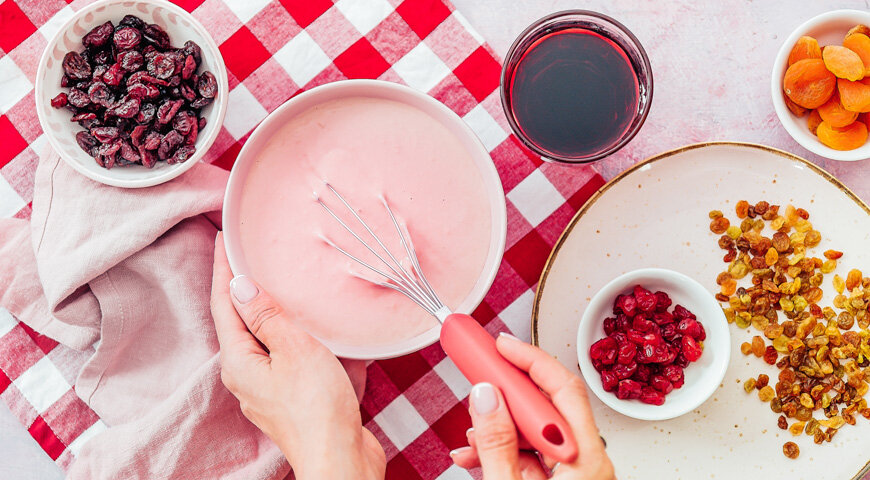Замешиваем тесто на вишневом соке