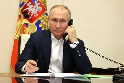    Владимир Путин говорит по телефону © Сайт президента России