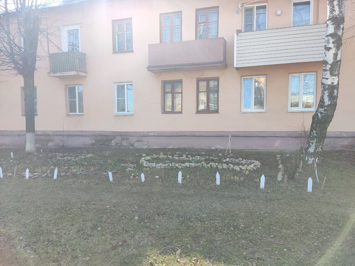 Фото не получилось, не очень видно палисадничек, но там растут цветы) Фото автора