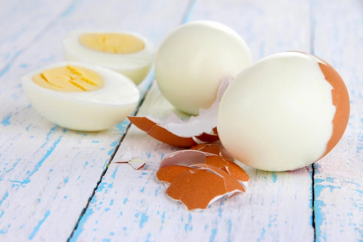 Чем можно начинать яйца. Вареные яйца и фрукт. Как сварить разбитое яйцо. Скрэмбл вытекает яйцо. Вареные яйца и фрукты фото.