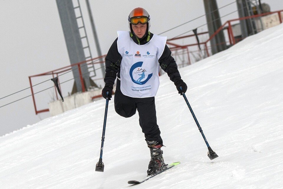     Евгений Смирнов за короткое время освоил горные лыжи.  СОЦСЕТИ