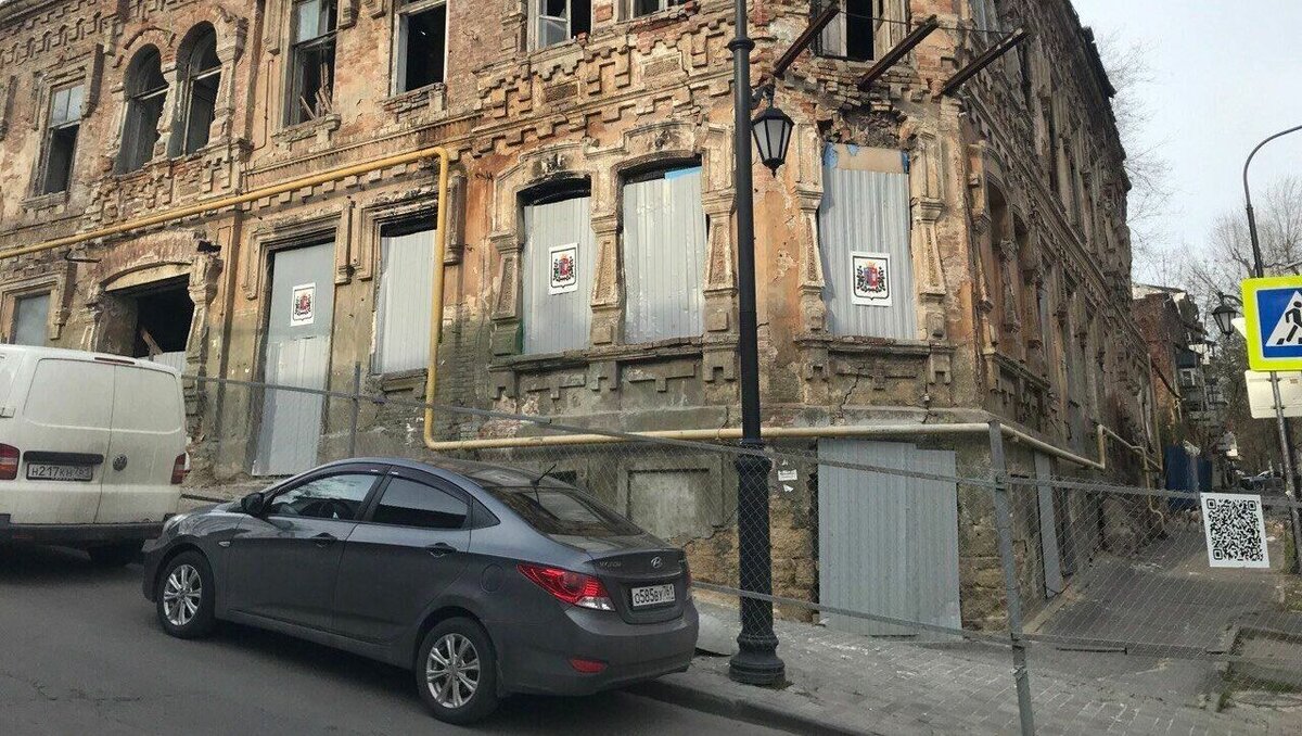     Власти Ростова законсервировали дом Аарона Гудермана, который планируют реконструировать в школу изящных искусств, об этом сообщили общественники.