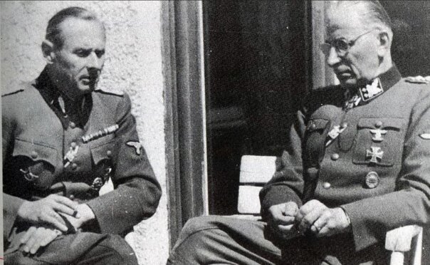 Основу офицерским школам СС заложил Пауль Хауссер (на фото справа). Генерал - лейтенант рейхсвера в отставке, он в ноябре 1934 в звании штандартенфюрера вступил в СС и получил первое назначение - коменданта школы в Брауншвейге. Результаты Хауссера поразили Гиммлера, и он назначил Хауссера инспектором офицерских школ СС.