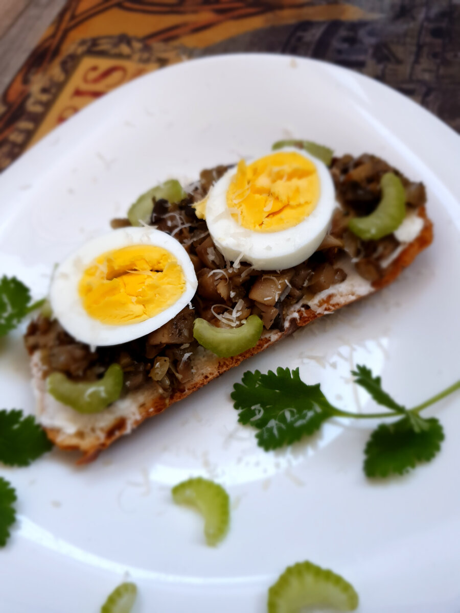 А вот и следующее блюдо из нашего "французского меню" - жареные шампиньоны на тосте. Для тоста я взяла картофельный хлеб - вы тоже можете использовать абсолютно любой хлеб по вашему желанию💛