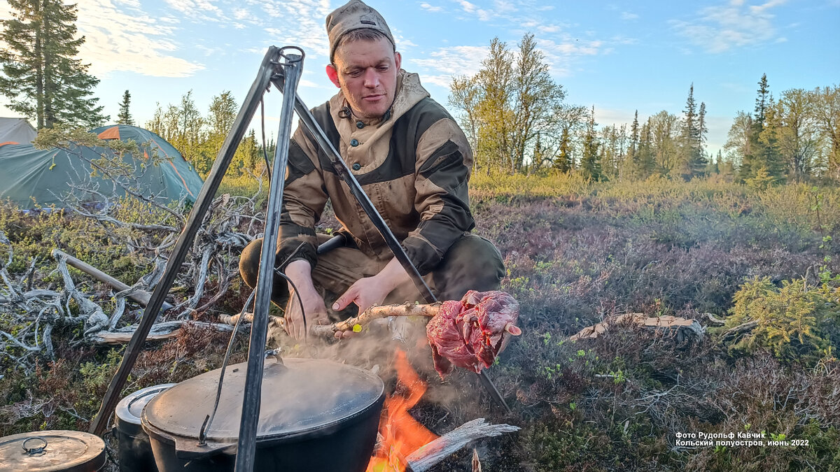 Дикое мясо приготовленное первобытным способом.