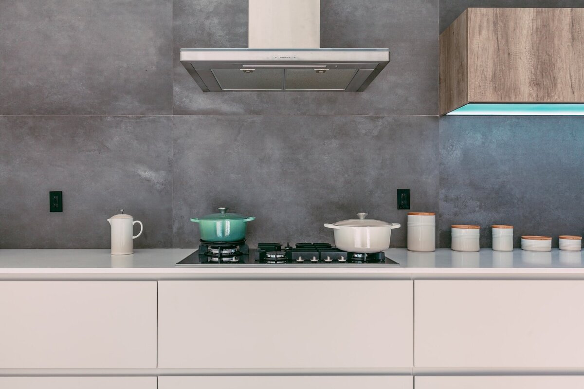     Как быстро почистить кухонную вытяжку и ее фильтр: 3 лайфхака, которые сильно облегчат вам жизнь