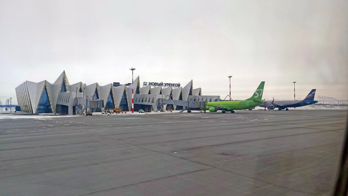 Вот как выглядит аэропорт со взлётно-посадочной полосы.