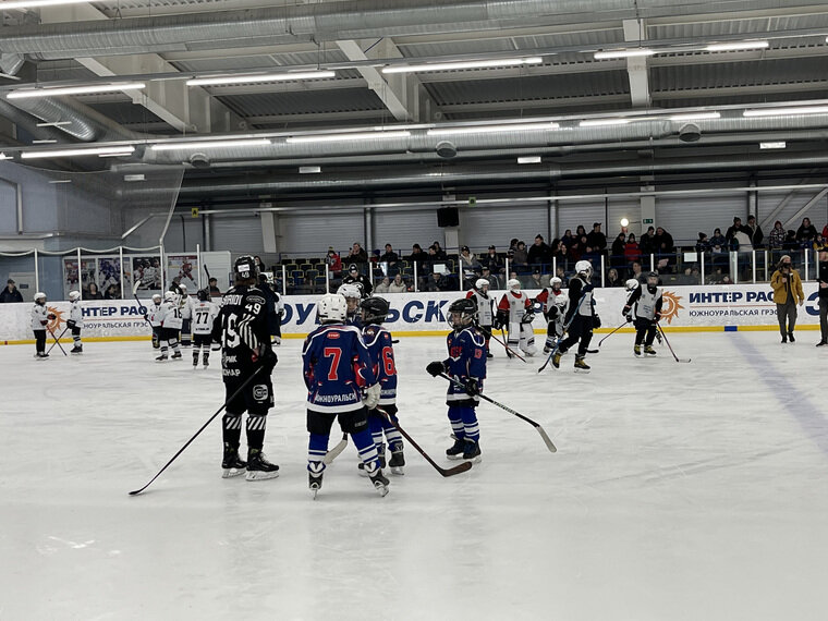    К хоккею у золотодобытчиков — давняя любовь. Дети многих сотрудников увлекаются этим видом спорта