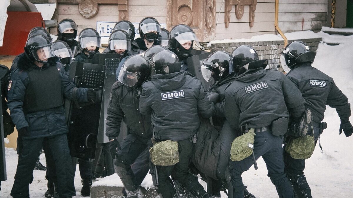     Директор ФГБУ «ЦНИИП Минстроя России» ДальНИИС накануне был задержан силовиками. Он подозревается в мошенничестве и превышении должностных полномочий. По версии следствия он сдавал помещения в аренду без договора и оплаты. Что ему за это грозит? В материале «Восток-Медиа».