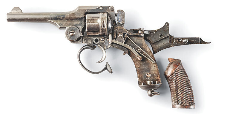 Револьвер Тип 26 с откинутой пластиной.