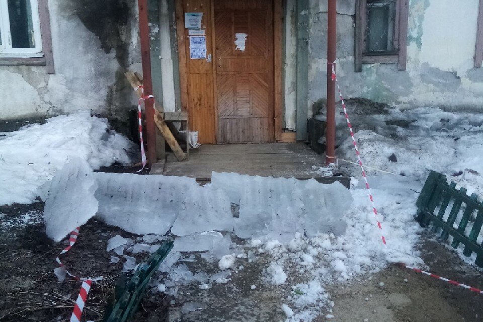    Кандалакшане отмечают, что с другой стороны подъезда может упасть подобная ледяная глыба. Фото: vk.com/kandaone