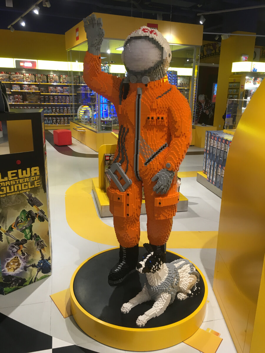 Космонавт из деталей Lego