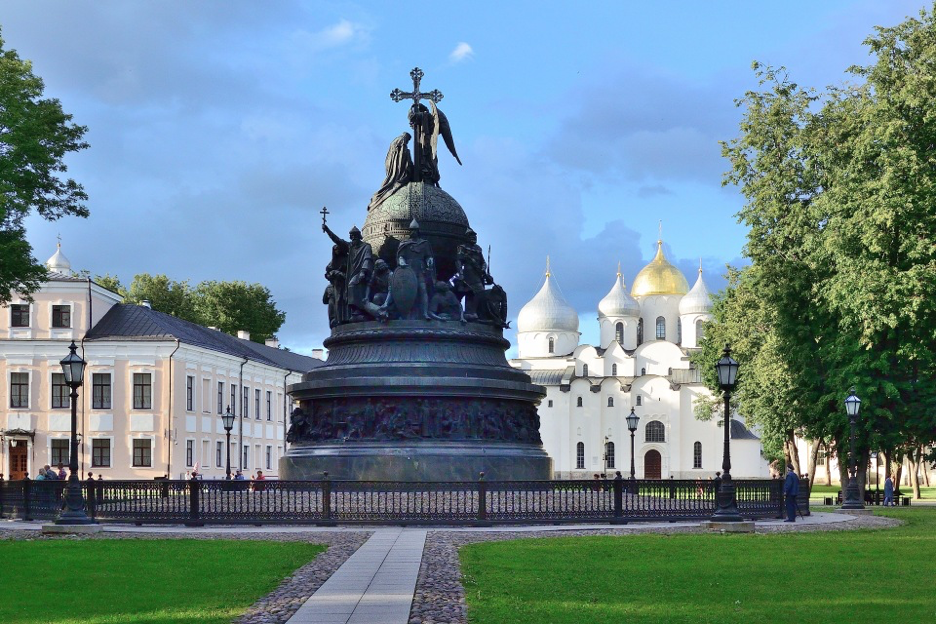 Исторический центр Великого Новгорода. Великий Новгород центр города. Исторические памятники Великого Новгорода Великий Новгород. Тысячелетие России Новгородский Детинец.