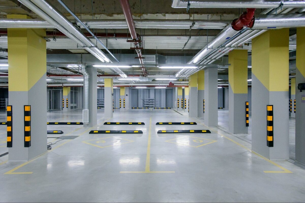 Futurist — клубный дом на Петроградской стороне, построенный по проекту известного архитектора Евгения Герасимова. Это семь корпусов с отделкой из юрского мрамора и изящными фасадными розеттами в стиле ар-деко. Входную группу украшают работы известного скульптора Дмитрия Жукова. Листайте галерею, чтобы увидеть больше фотографий.