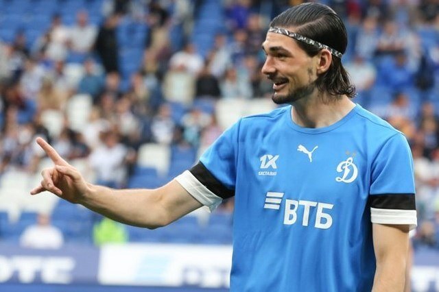     Футболист «Динамо» ездит по Москве на ретро-автомобиле 1987 года: только посмотрите на эту красотку!