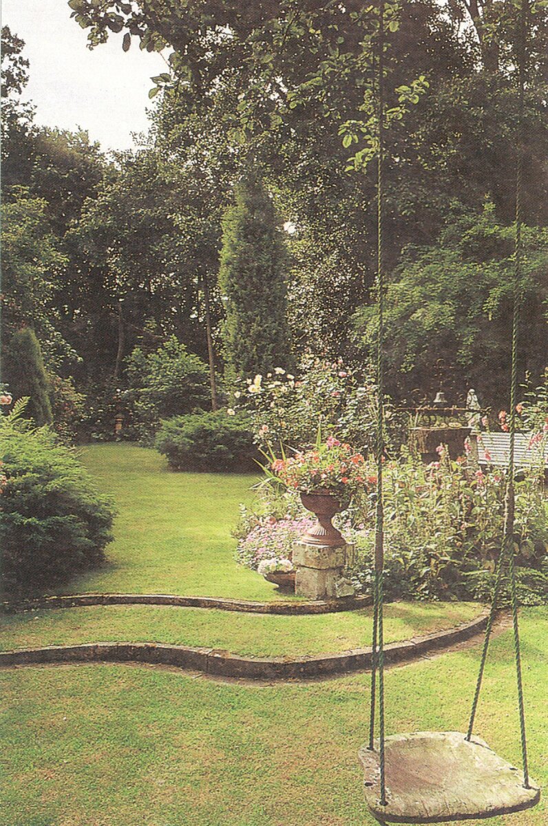 В этом простом по планировке садике предусмотрены площадки для детских игр и места для отдыха взрослых членов семьи. Сад обрамляют посадки из вечнозеленых растений, кое-где расцвеченные вставками из ярких цветов. 