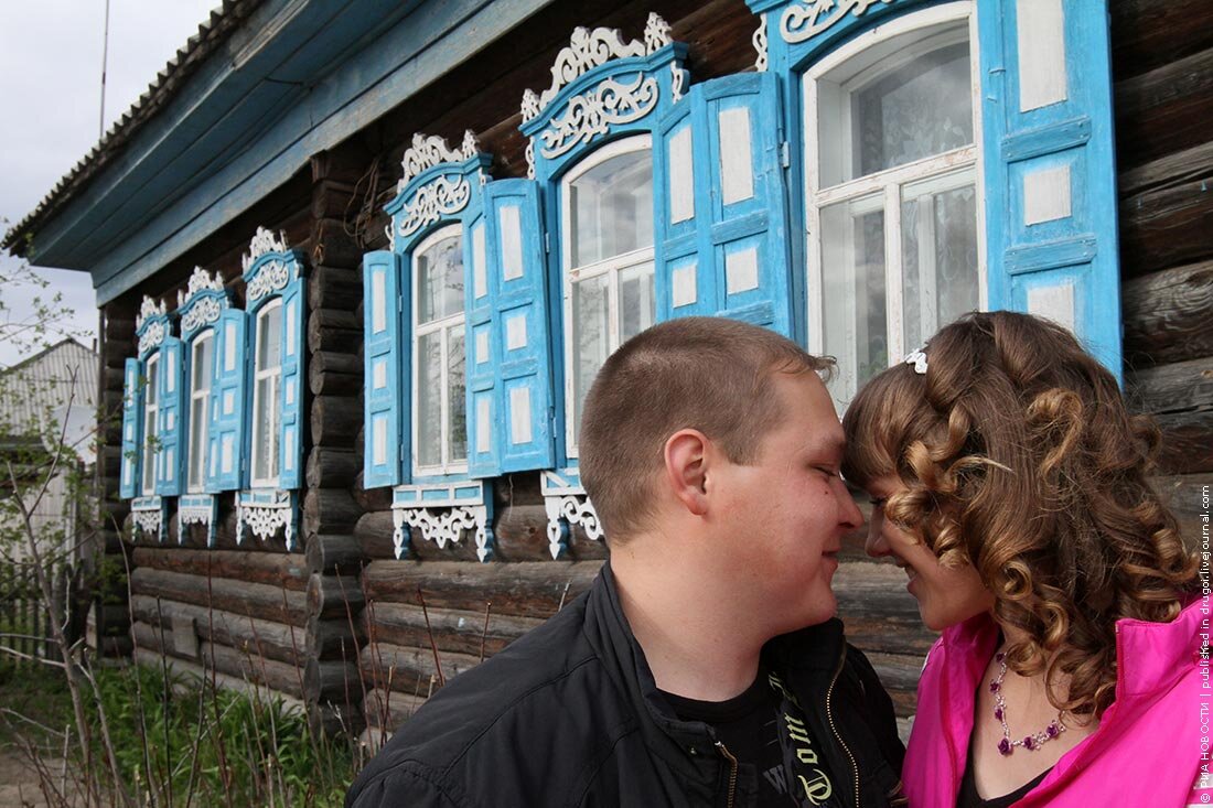 Отвезла мужа в деревню. Девочка в деревне. Девушка с садовой тачкой. Деревенские люди. Первый парень на селе.