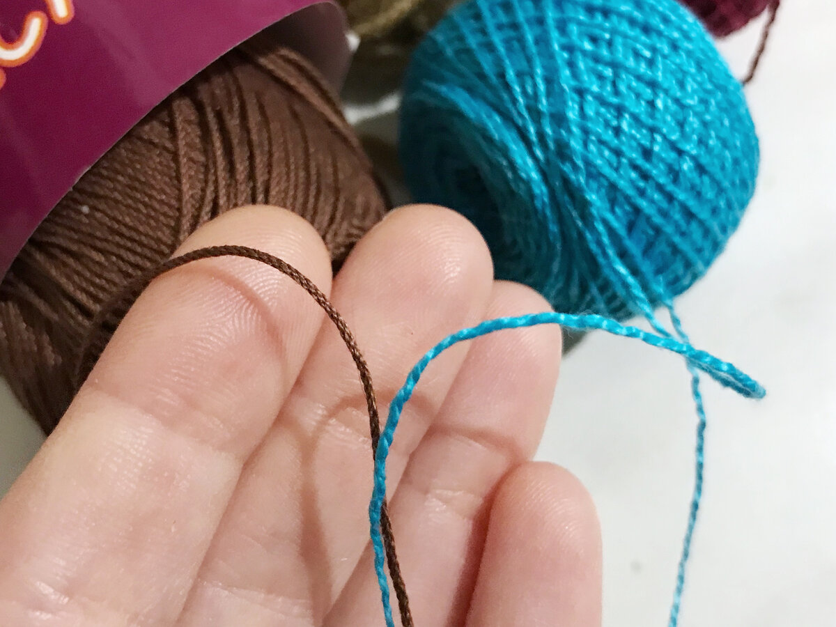 Обе нити из мерсеризованного хлопка, но, они совсем разные 