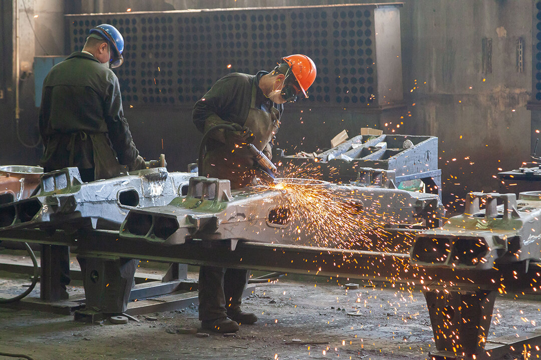 Обрубщики. Фото из открытых источников.