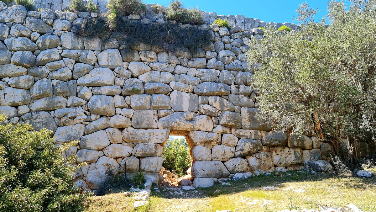 Основная стена Деликкимера. Высота 12 метров в высшей точки. Турция 2021