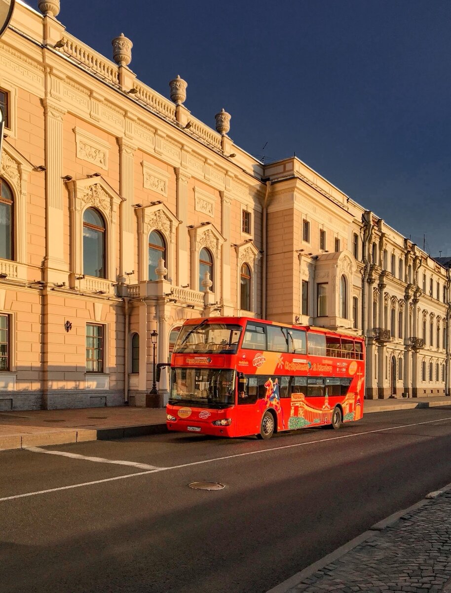 Красные двухэтажные автобусы на улицах Петербурга