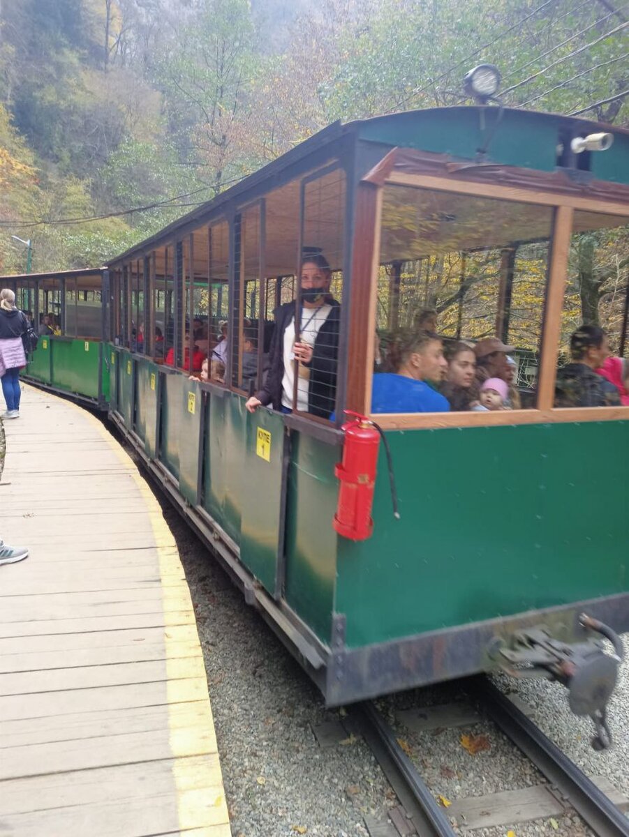 Вагоны закрыты решеткам, высовывать руки и головы нельзя по технике безопасности.