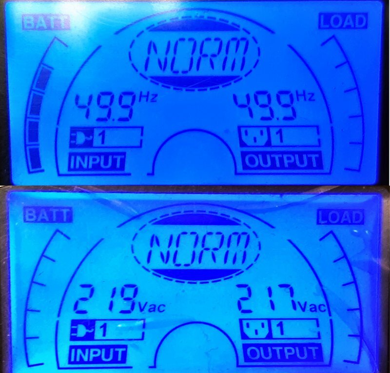 На фото сверху ИБП "видит" батарею АКБ, снизу дисплей неисправного ИБП - заряд батареи АКБ не отображается на дисплее (в обоих случаях батарея АКБ одна и та же).