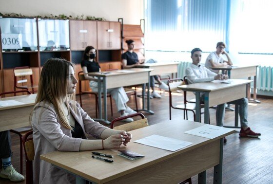    Школьники перед началом ЕГЭ