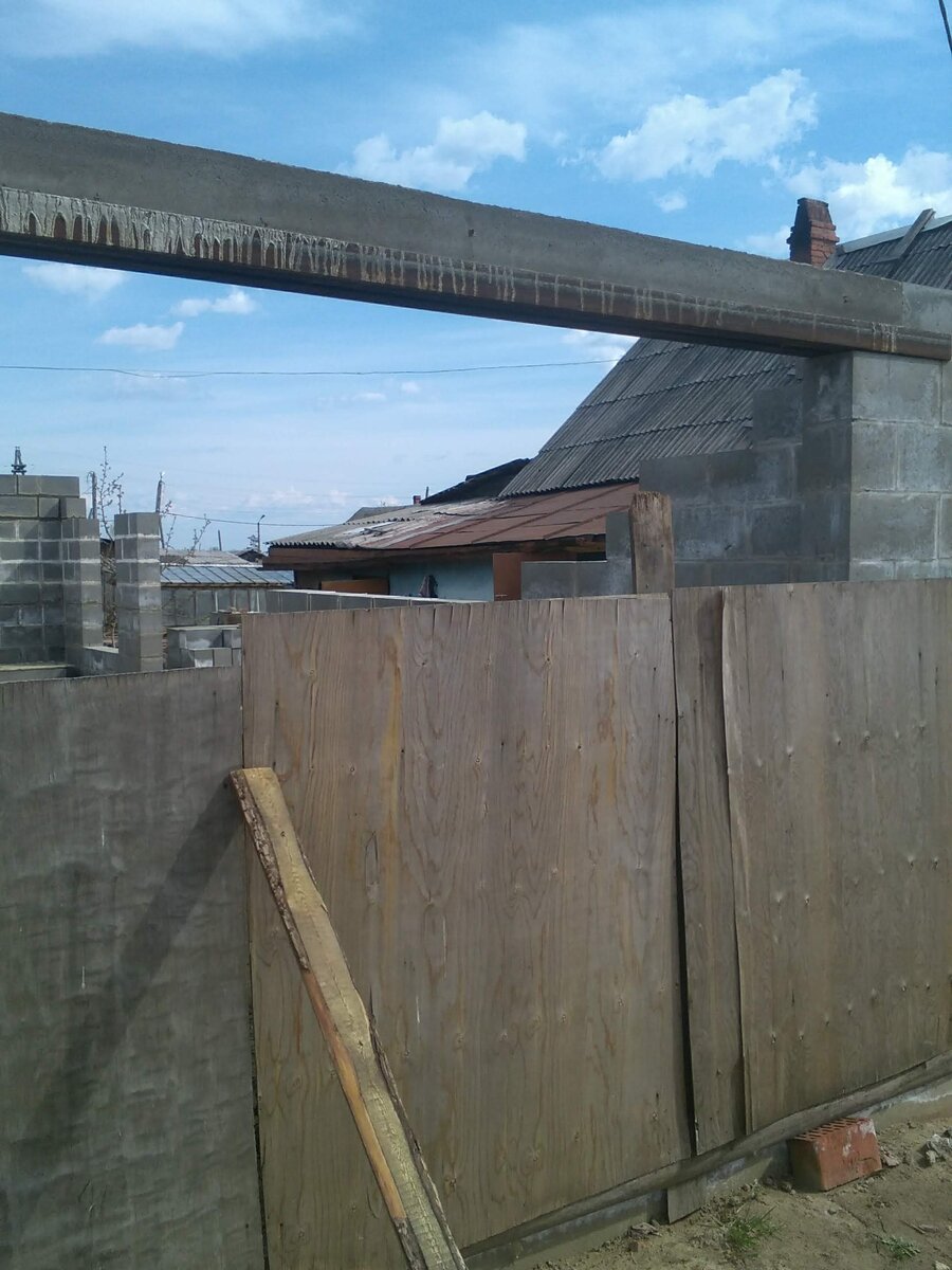 Балка над местом, где будут центральные ворота. 