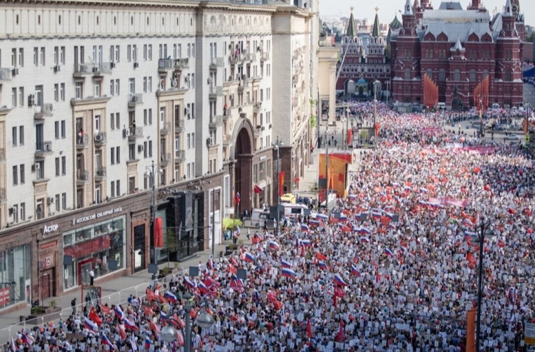 Бессмертные полки 2023. Бессмертный полк Тверская улица. Шествие Бессмертного полка в Москве. 9 Мая Бессмертный полк Москва. Бессмертный полк Москва вид сверху.