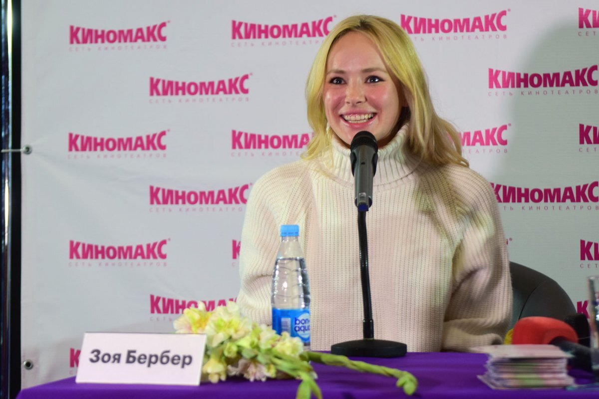    Зоя Бербер в платье с кринолином показала стройные ноги