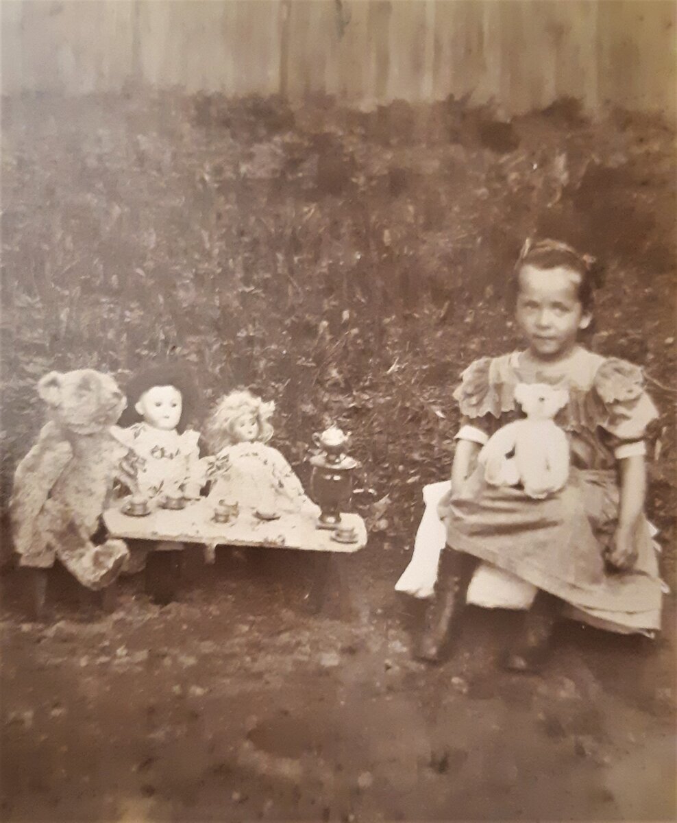Моя бабушка Нина с куклами. 1908 год