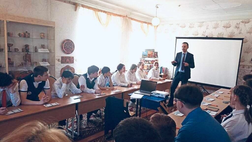     Замгубернатора Давид Мелик-Гусейнов встретился с учениками школы №79 в Нижнем Новгороде после скандала. В своем Telegram-канале он рассказал, что провел с детьми урок «Разговоры о важном».