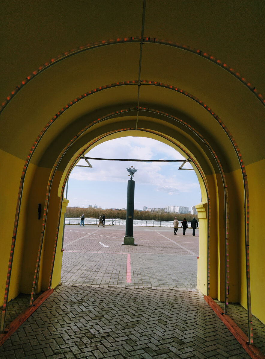 Тобольские ворота, вид на смотровую площадку. Фото: Удивительный АльбОмск