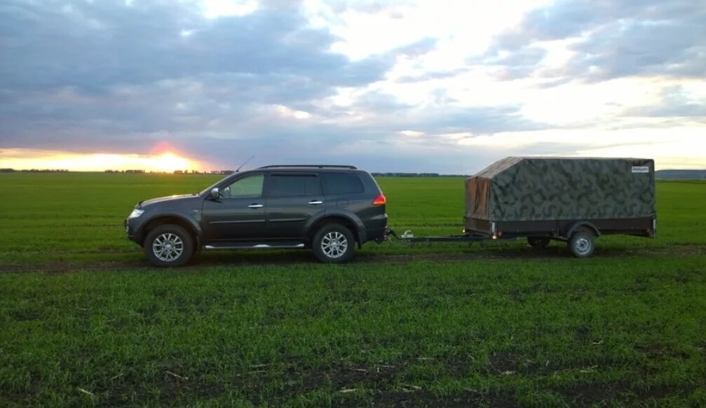 Движение автомобиля с прицепом. Mitsubishi Pajero Sport прицепы. Прицеп для Паджеро спорт 2. Митсубиси Паджеро спорт с прицепом. Митсубиси Паджеро спорт 2 прицеп.