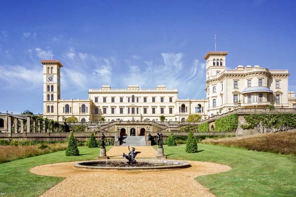 В этот период (с 1845-по 1851 год) на острове Уайт возводилась любимая летняя резиденция королевы Виктории Осборн-Хаус.