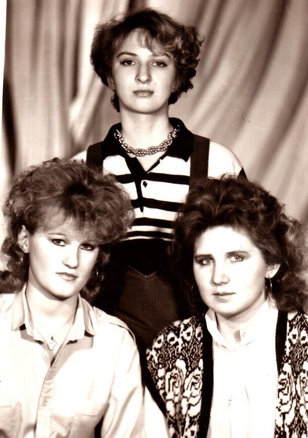 Это фото сделано в фотоателье ещё в то время, когда вылетала птичка. Меня, я думаю, вы нашли.