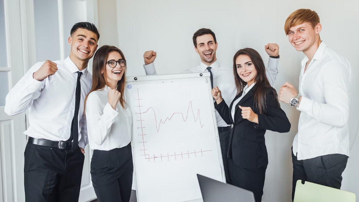 Командная работа. Счастливый коллектив. На работе важно команда. Довольный работник. Стимулирование сотрудников.