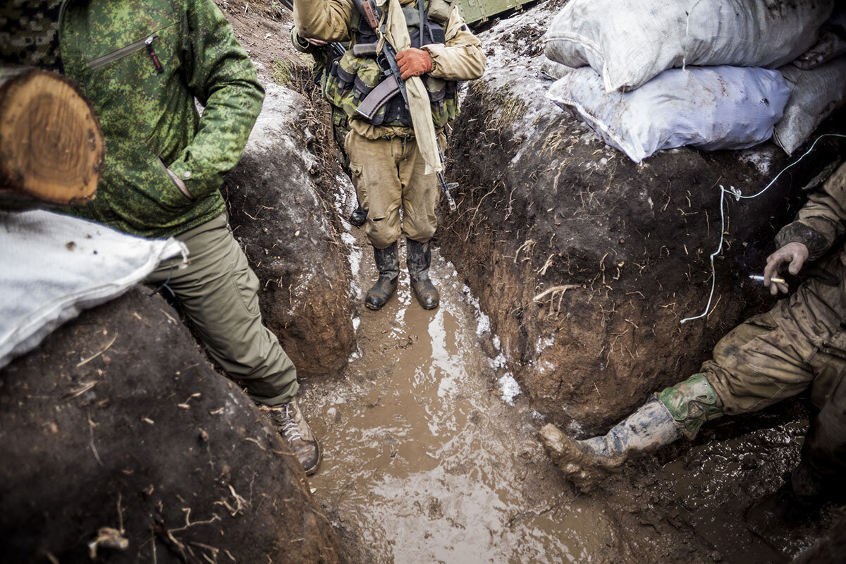 Это как раз и есть то самое нарушение требований руководств. Крутости не обшиты, берма отсутствует, нет дренажа, отчего дно окопа превратилось в коричневую жижу. Единственный вариант, в этом случае, самостоятельно обшить крутости и сделать водоотводную канавку с укладкой в нее хвороста