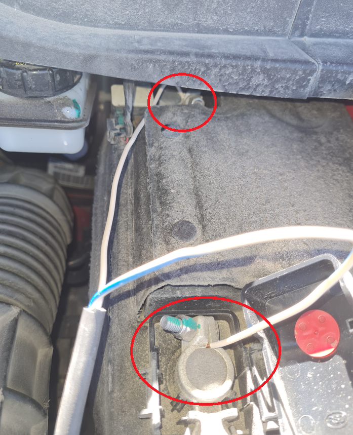 Подключение кабеля к аккумулятору.