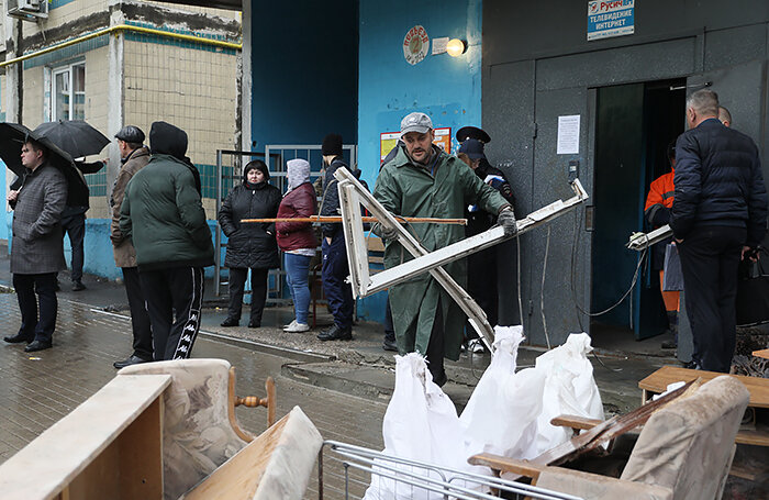    Местные жители у дома на улице Шаландина, поврежденного в результате взрыва авиационного боеприпаса на перекрестке улиц Ватутина и Губкина.Павел Колядин/ТАСС