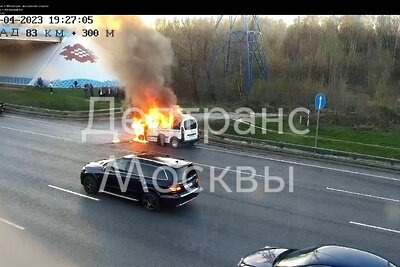    Автомобиль загорелся на внешней стороне 83‑го километра МКАД ©пресс-служба Дептранса Москвы