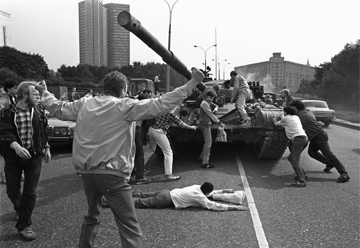 Фотографии 1991 года. Августовский путч 1991. Августовский путч ГКЧП. Августовский путч 1991 года Ельцин. 1993 Августовский путч танки.