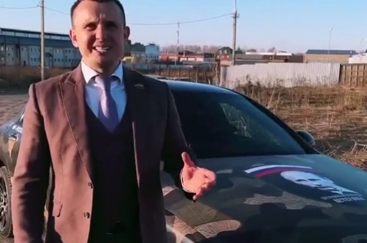    Смоленский депутат Баранов украсил свою машину портретом Путина